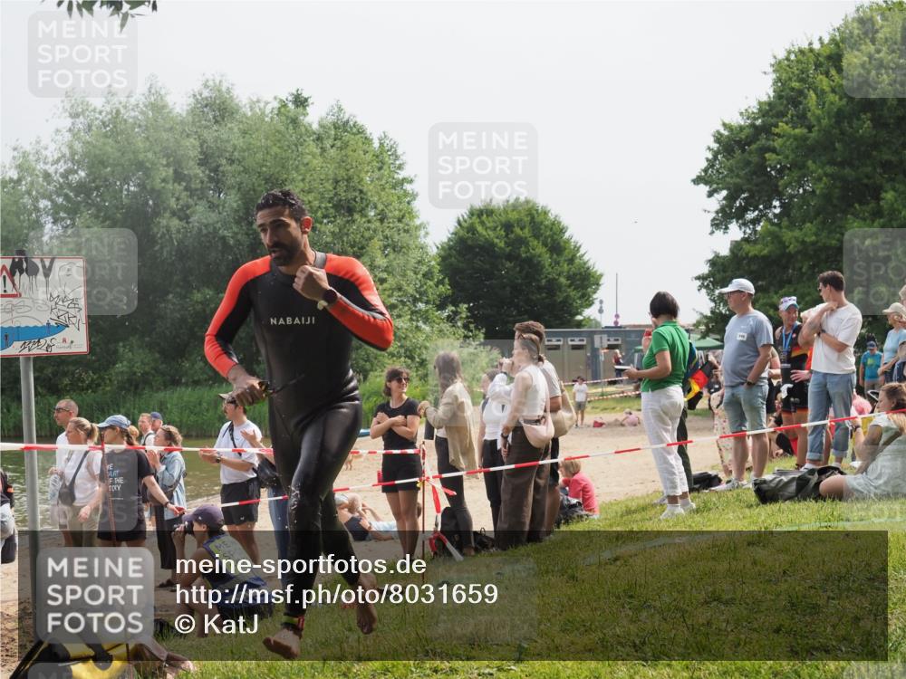 15.06.2025 - 27. Vierlanden-Triathlon KatJ http://msf.ph/oto/8031659 15.06.2025 11:10:35 Schwimmen 772, 953 meine-sportfotos.de