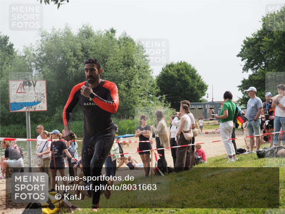 15.06.2025 - 27. Vierlanden-Triathlon KatJ http://msf.ph/oto/8031663 15.06.2025 11:10:35 Schwimmen 772, 953 meine-sportfotos.de