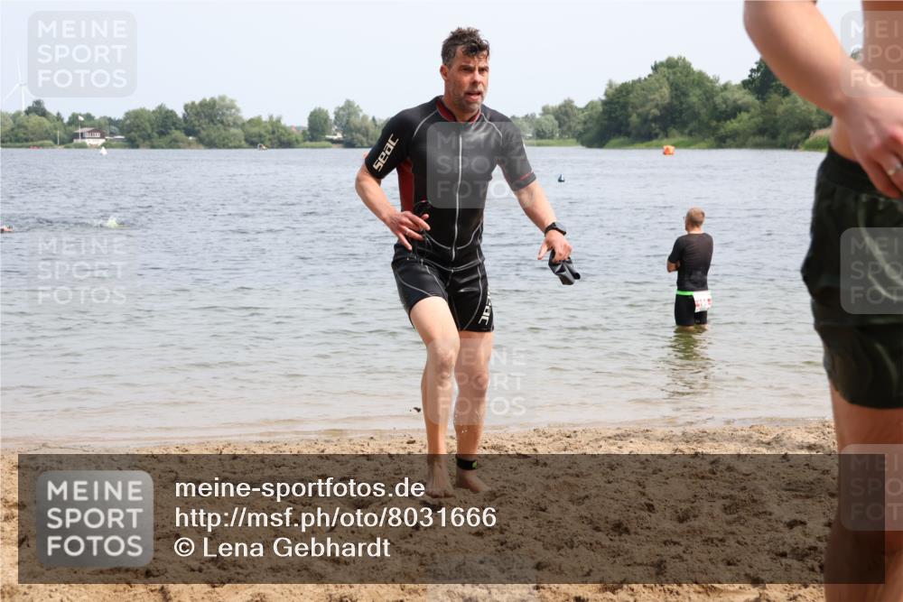 15.06.2025 - 27. Vierlanden-Triathlon Lena Gebhardt http://msf.ph/oto/8031666 15.06.2025 11:11:37 Schwimmen 742, 791, 843 meine-sportfotos.de