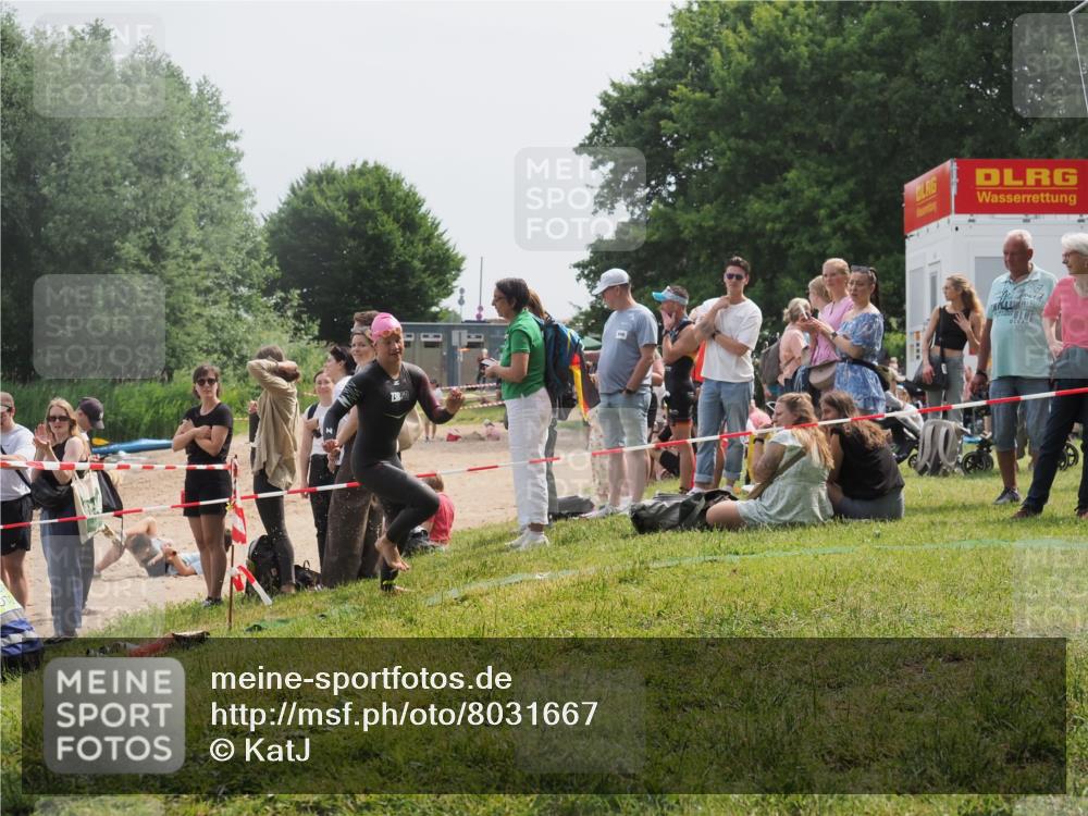 15.06.2025 - 27. Vierlanden-Triathlon KatJ http://msf.ph/oto/8031667 15.06.2025 11:10:38 Schwimmen 772, 953 meine-sportfotos.de