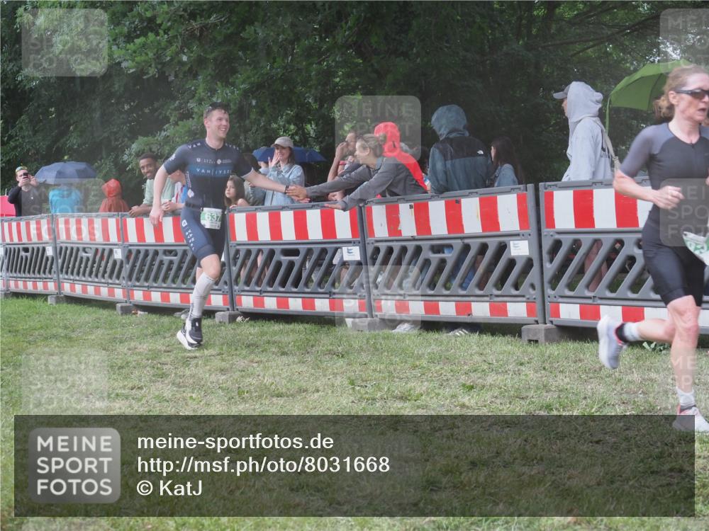 21.06.2025 - 27. Vierlanden-Triathlon KatJ http://msf.ph/oto/8031668 15.06.2025 13:41:08 Ziel 167, 637, 925, 961 meine-sportfotos.de