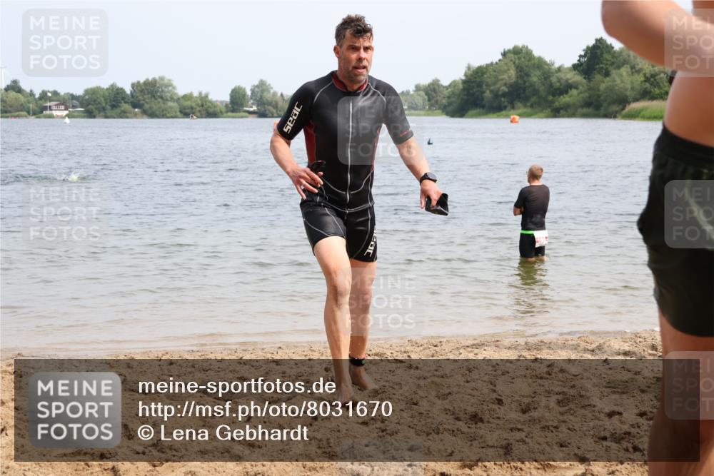 15.06.2025 - 27. Vierlanden-Triathlon Lena Gebhardt http://msf.ph/oto/8031670 15.06.2025 11:11:37 Schwimmen 742, 791, 843 meine-sportfotos.de