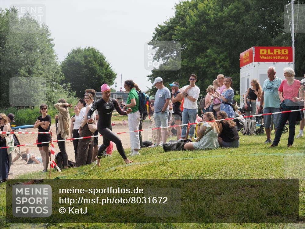 15.06.2025 - 27. Vierlanden-Triathlon KatJ http://msf.ph/oto/8031672 15.06.2025 11:10:38 Schwimmen 772, 953 meine-sportfotos.de