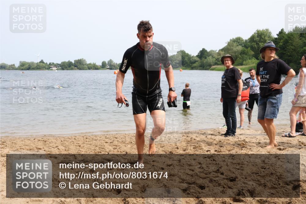 15.06.2025 - 27. Vierlanden-Triathlon Lena Gebhardt http://msf.ph/oto/8031674 15.06.2025 11:11:38 Schwimmen 742, 791, 843 meine-sportfotos.de