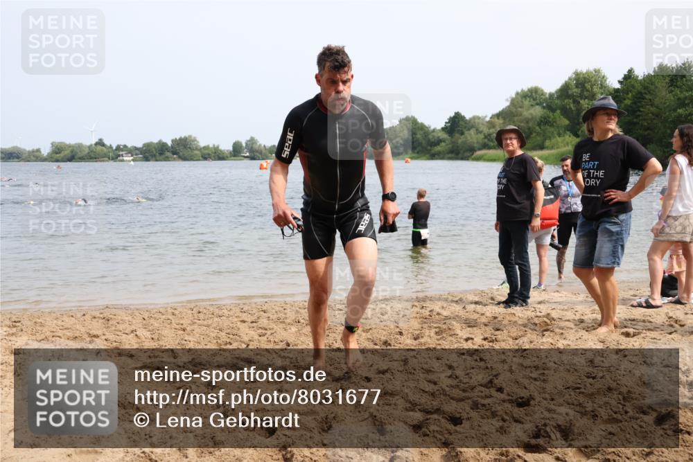 15.06.2025 - 27. Vierlanden-Triathlon Lena Gebhardt http://msf.ph/oto/8031677 15.06.2025 11:11:38 Schwimmen 742, 791, 843 meine-sportfotos.de