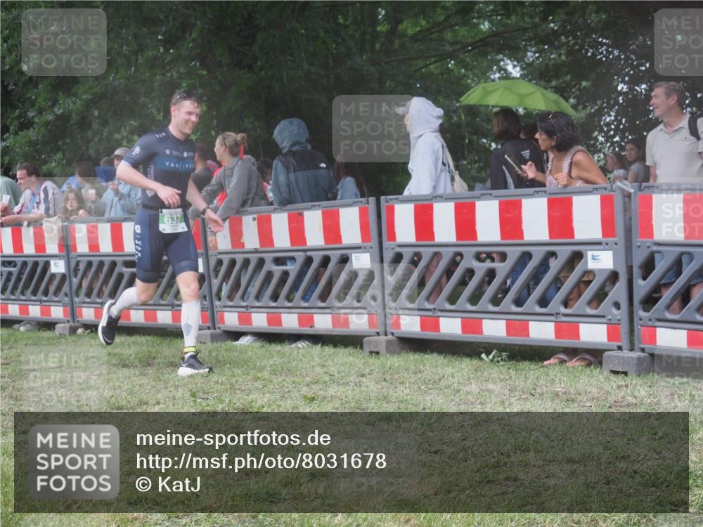 21.06.2025 - 27. Vierlanden-Triathlon KatJ http://msf.ph/oto/8031678 15.06.2025 13:41:08 Ziel 167, 637, 925, 961 meine-sportfotos.de