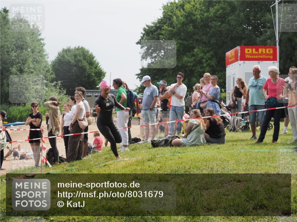 15.06.2025 - 27. Vierlanden-Triathlon KatJ http://msf.ph/oto/8031679 15.06.2025 11:10:38 Schwimmen 772, 953 meine-sportfotos.de