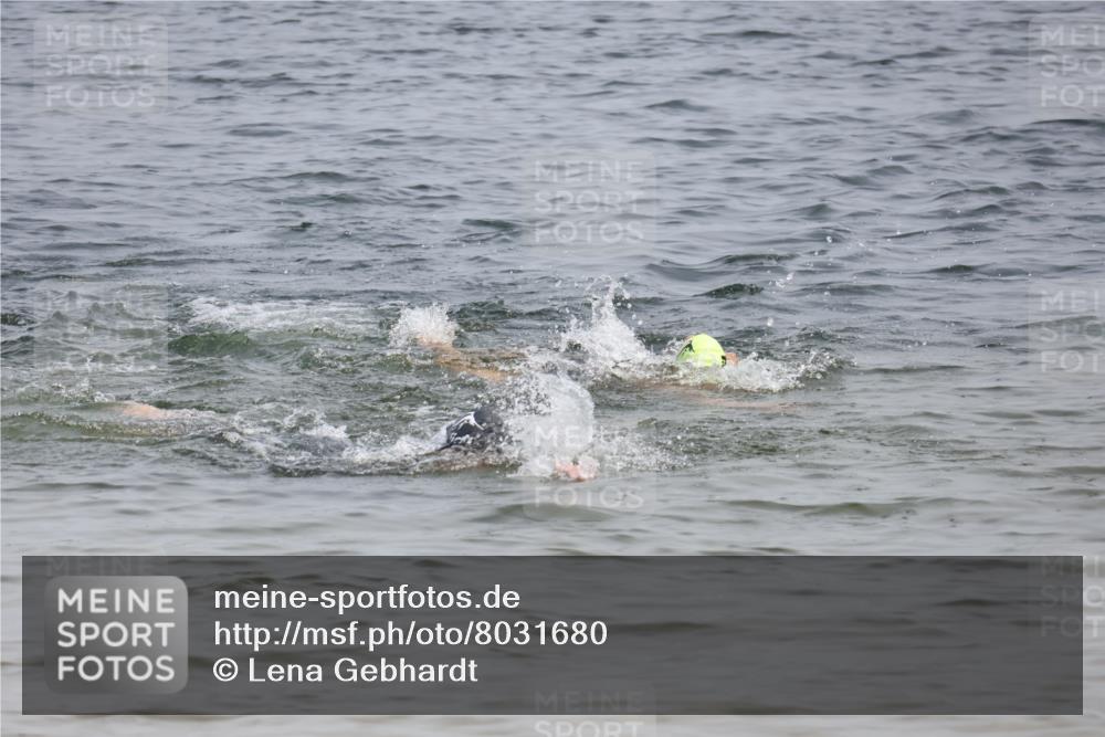 15.06.2025 - 27. Vierlanden-Triathlon Lena Gebhardt http://msf.ph/oto/8031680 15.06.2025 11:11:53 Schwimmen 921, 934 meine-sportfotos.de