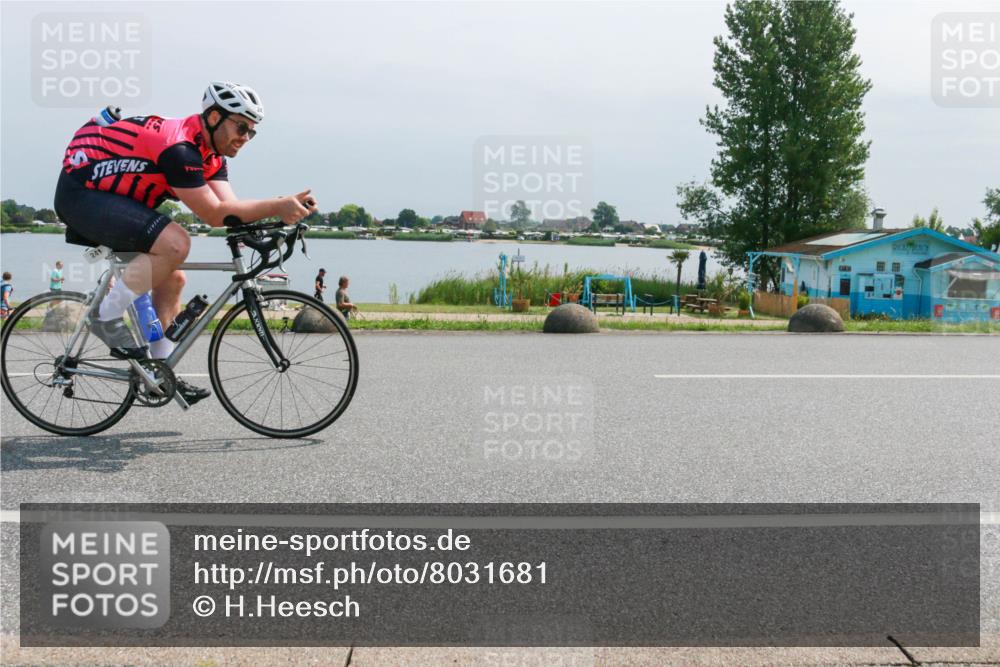 21.06.2025 - 27. Vierlanden-Triathlon H.Heesch http://msf.ph/oto/8031681 15.06.2025 11:33:57 Radfahren 241 meine-sportfotos.de