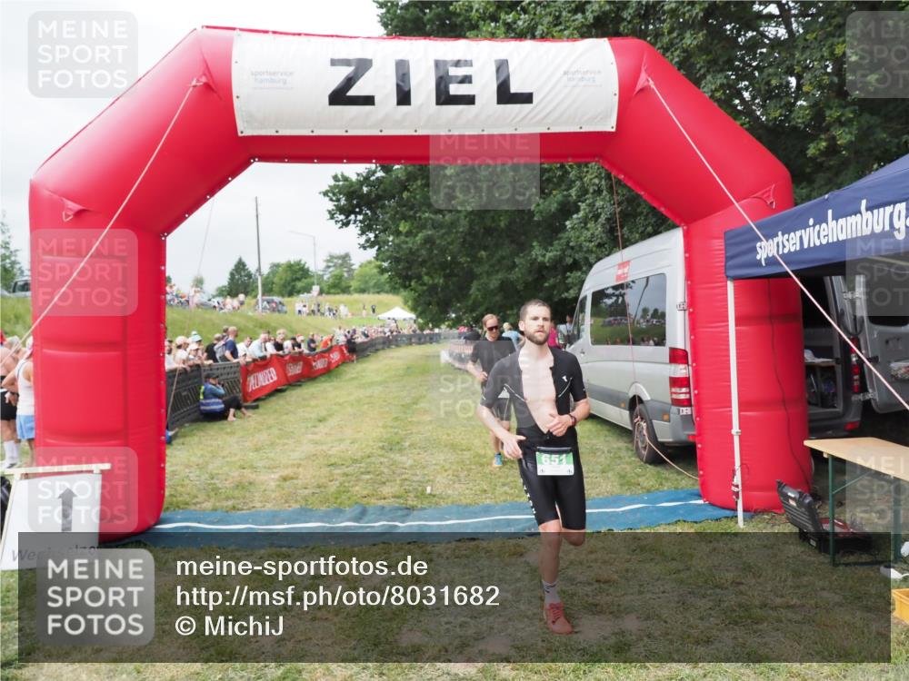 21.06.2025 - 27. Vierlanden-Triathlon MichiJ http://msf.ph/oto/8031682 15.06.2026 12:47:47 Ziel 651, 863 meine-sportfotos.de