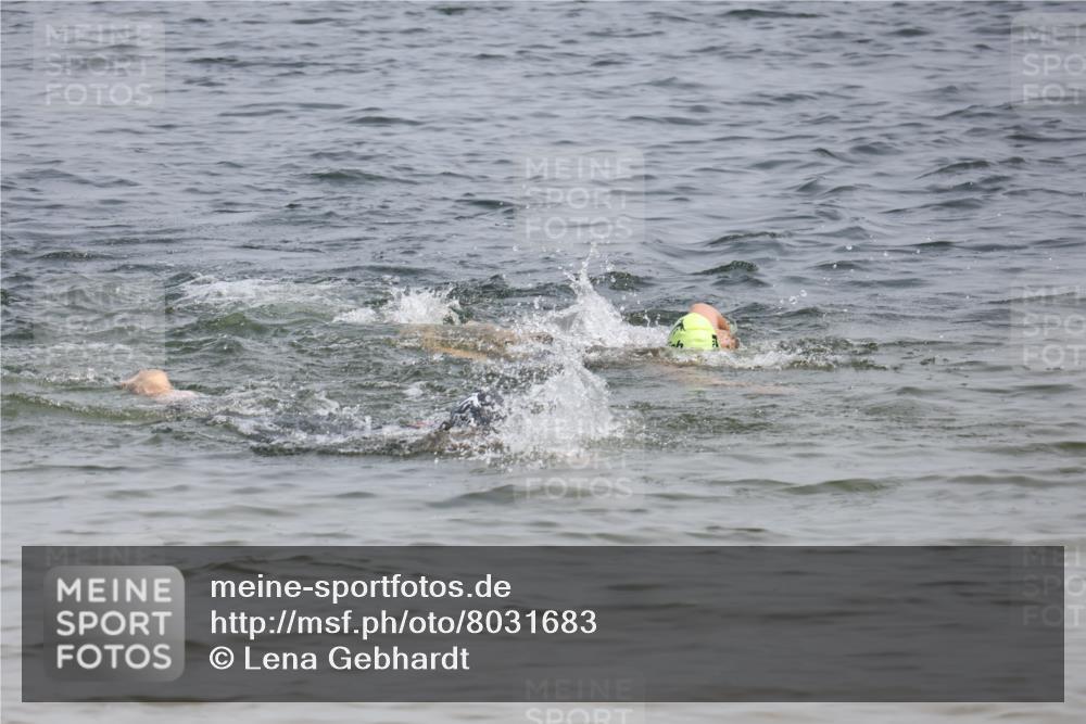 15.06.2025 - 27. Vierlanden-Triathlon Lena Gebhardt http://msf.ph/oto/8031683 15.06.2025 11:11:53 Schwimmen 921, 934 meine-sportfotos.de