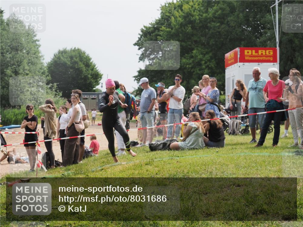 15.06.2025 - 27. Vierlanden-Triathlon KatJ http://msf.ph/oto/8031686 15.06.2025 11:10:39 Schwimmen 772, 953 meine-sportfotos.de