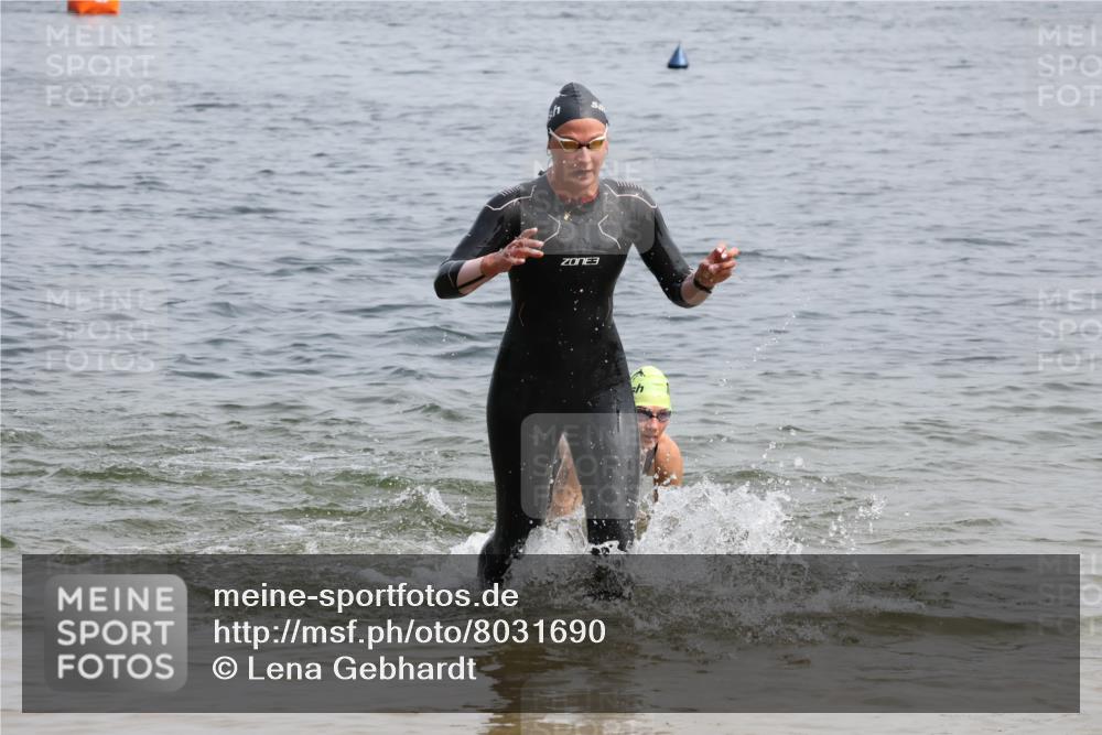 15.06.2025 - 27. Vierlanden-Triathlon Lena Gebhardt http://msf.ph/oto/8031690 15.06.2025 11:11:59 Schwimmen 921, 934 meine-sportfotos.de