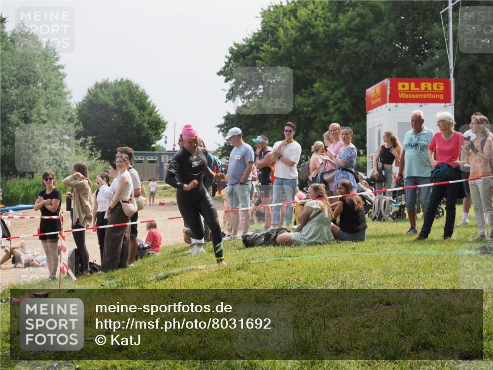 15.06.2025 - 27. Vierlanden-Triathlon KatJ http://msf.ph/oto/8031692 15.06.2025 11:10:39 Schwimmen 772, 953 meine-sportfotos.de