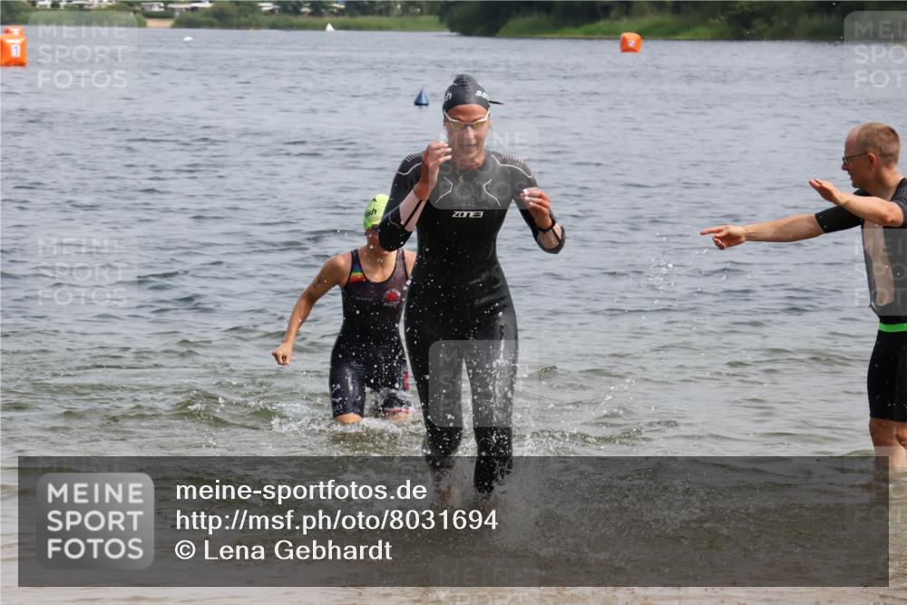15.06.2025 - 27. Vierlanden-Triathlon Lena Gebhardt http://msf.ph/oto/8031694 15.06.2025 11:11:59 Schwimmen 921, 934 meine-sportfotos.de