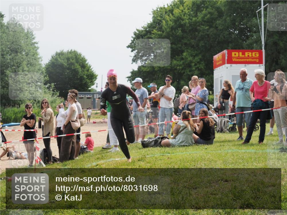 15.06.2025 - 27. Vierlanden-Triathlon KatJ http://msf.ph/oto/8031698 15.06.2025 11:10:39 Schwimmen 772, 953 meine-sportfotos.de