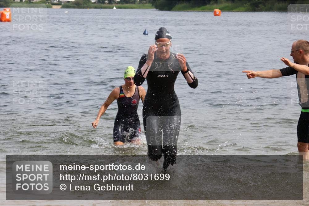 15.06.2025 - 27. Vierlanden-Triathlon Lena Gebhardt http://msf.ph/oto/8031699 15.06.2025 11:12:00 Schwimmen 921, 934 meine-sportfotos.de