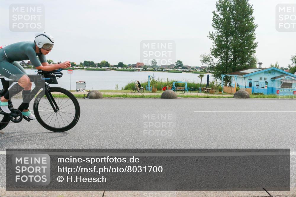 15.06.2025 - 27. Vierlanden-Triathlon H.Heesch http://msf.ph/oto/8031700 15.06.2025 10:37:19 Radfahren 135, 202, 337 meine-sportfotos.de
