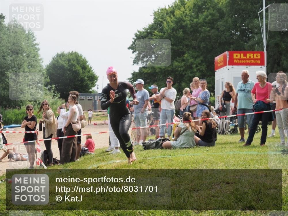 15.06.2025 - 27. Vierlanden-Triathlon KatJ http://msf.ph/oto/8031701 15.06.2025 11:10:39 Schwimmen 772, 953 meine-sportfotos.de
