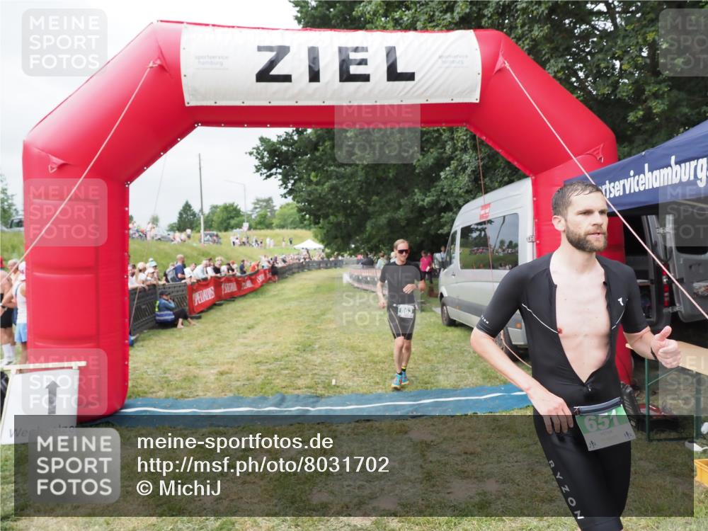 21.06.2025 - 27. Vierlanden-Triathlon MichiJ http://msf.ph/oto/8031702 15.06.2026 12:47:47 Ziel 651, 863 meine-sportfotos.de