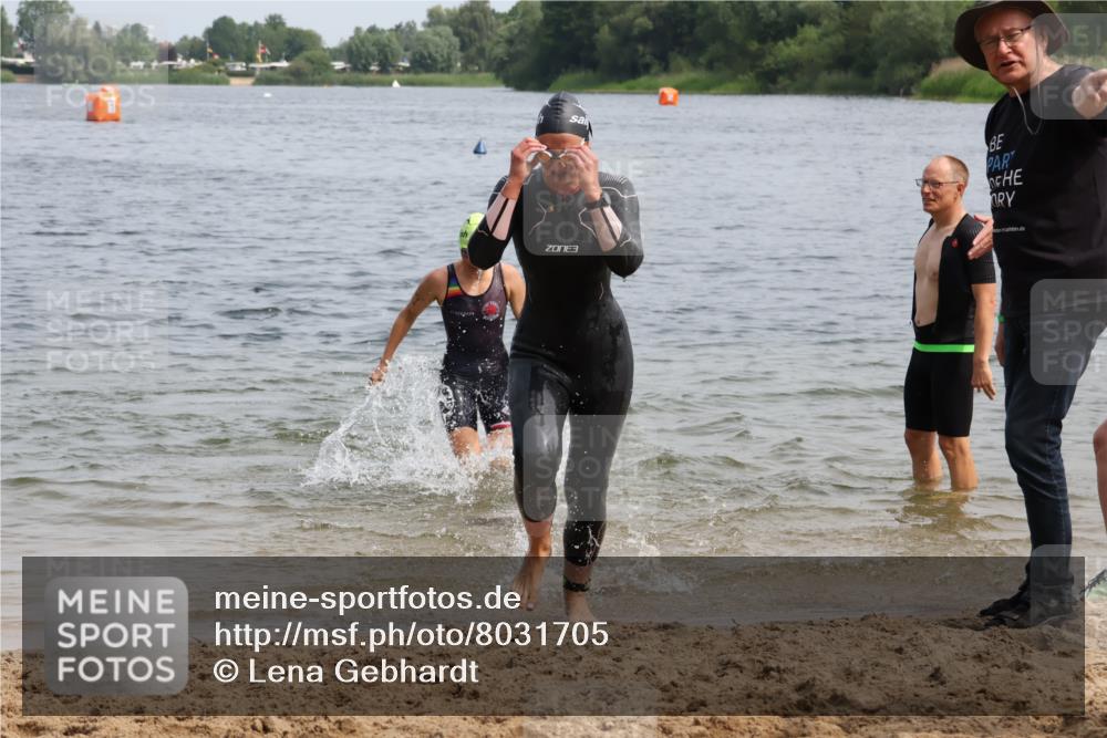 15.06.2025 - 27. Vierlanden-Triathlon Lena Gebhardt http://msf.ph/oto/8031705 15.06.2025 11:12:00 Schwimmen 921, 934 meine-sportfotos.de