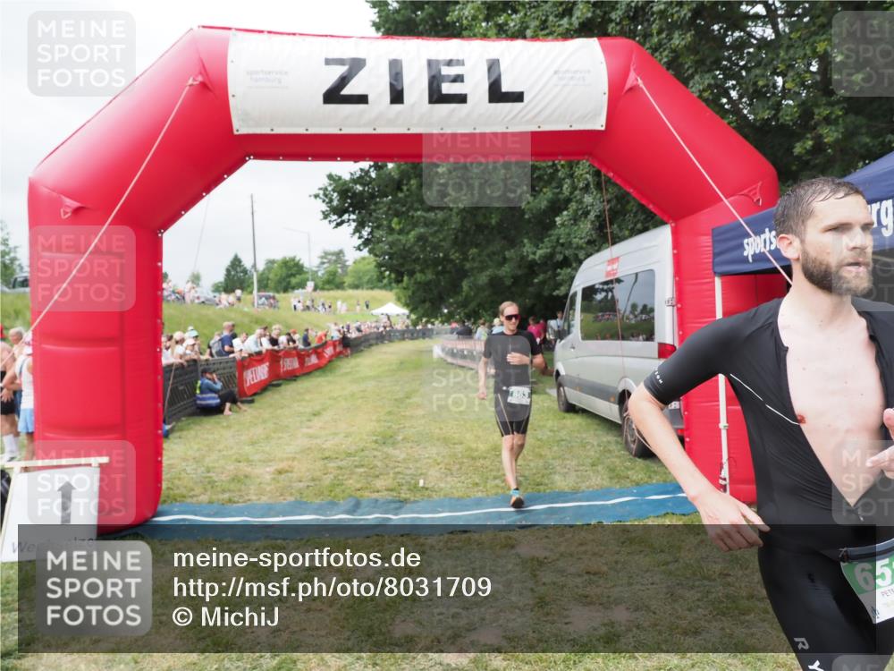 21.06.2025 - 27. Vierlanden-Triathlon MichiJ http://msf.ph/oto/8031709 15.06.2026 12:47:47 Ziel 651, 863 meine-sportfotos.de