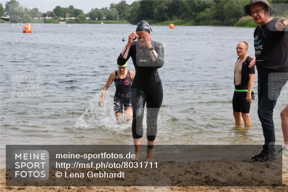 15.06.2025 - 27. Vierlanden-Triathlon Lena Gebhardt http://msf.ph/oto/8031711 15.06.2025 11:12:01 Schwimmen 921, 934 meine-sportfotos.de