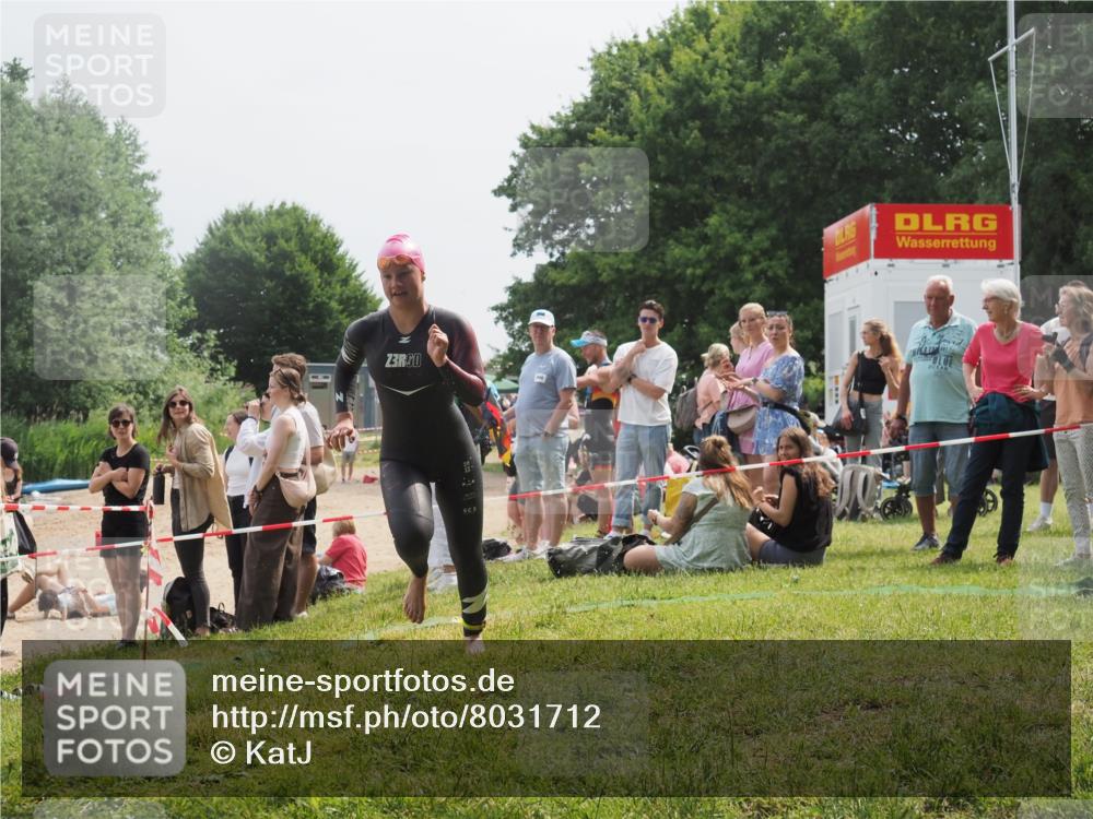 15.06.2025 - 27. Vierlanden-Triathlon KatJ http://msf.ph/oto/8031712 15.06.2025 11:10:39 Schwimmen 772, 953 meine-sportfotos.de