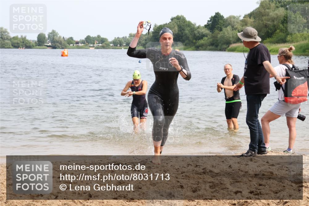 15.06.2025 - 27. Vierlanden-Triathlon Lena Gebhardt http://msf.ph/oto/8031713 15.06.2025 11:12:01 Schwimmen 921, 934 meine-sportfotos.de