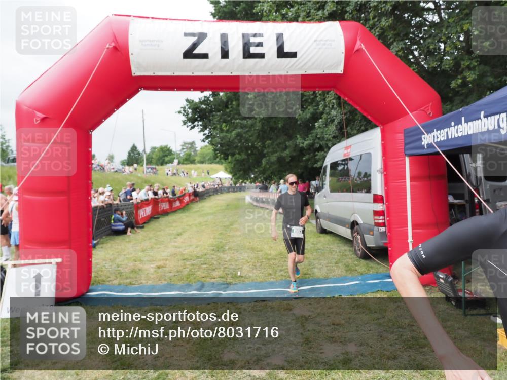 21.06.2025 - 27. Vierlanden-Triathlon MichiJ http://msf.ph/oto/8031716 15.06.2026 12:47:47 Ziel 651, 863 meine-sportfotos.de