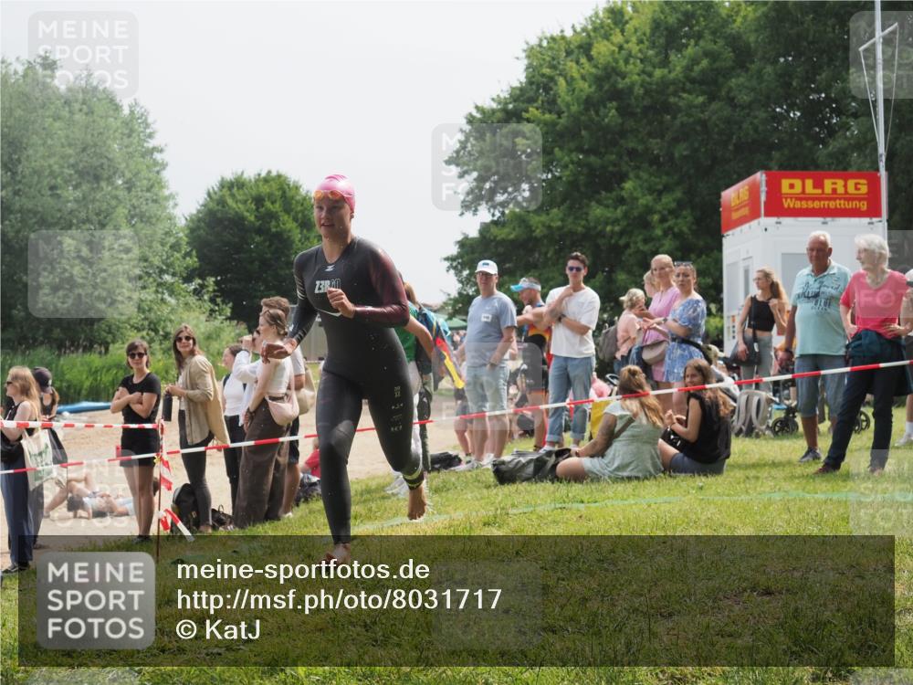 15.06.2025 - 27. Vierlanden-Triathlon KatJ http://msf.ph/oto/8031717 15.06.2025 11:10:40 Schwimmen 772, 953 meine-sportfotos.de