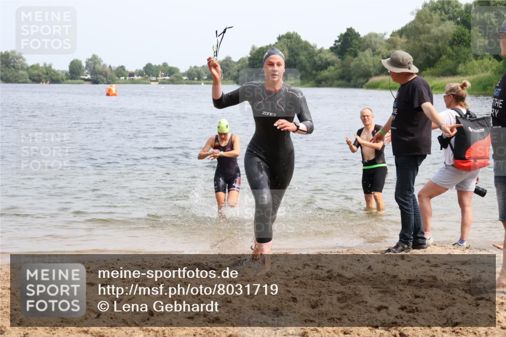 15.06.2025 - 27. Vierlanden-Triathlon Lena Gebhardt http://msf.ph/oto/8031719 15.06.2025 11:12:01 Schwimmen 921, 934 meine-sportfotos.de