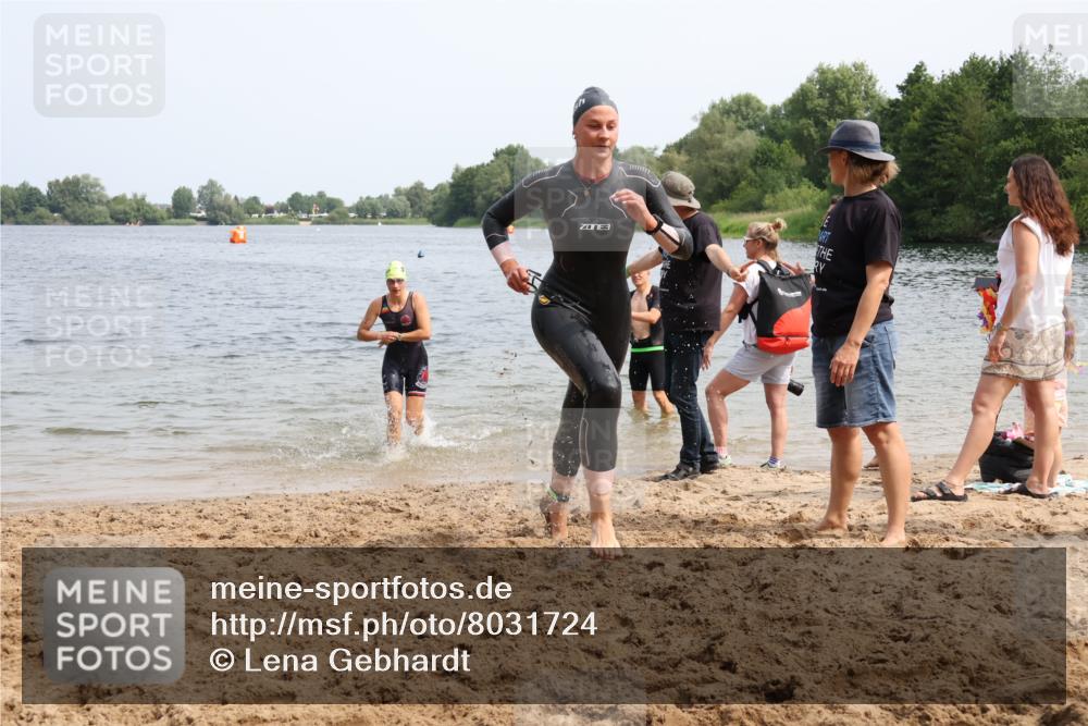 15.06.2025 - 27. Vierlanden-Triathlon Lena Gebhardt http://msf.ph/oto/8031724 15.06.2025 11:12:02 Schwimmen 785, 921, 934 meine-sportfotos.de