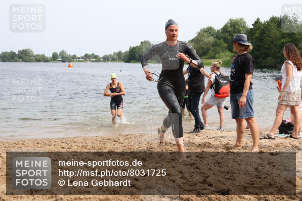 15.06.2025 - 27. Vierlanden-Triathlon Lena Gebhardt http://msf.ph/oto/8031725 15.06.2025 11:12:02 Schwimmen 785, 921, 934 meine-sportfotos.de
