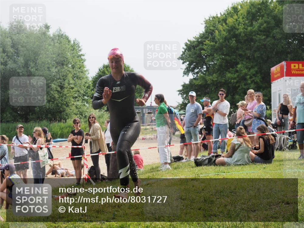 15.06.2025 - 27. Vierlanden-Triathlon KatJ http://msf.ph/oto/8031727 15.06.2025 11:10:40 Schwimmen 772, 953 meine-sportfotos.de