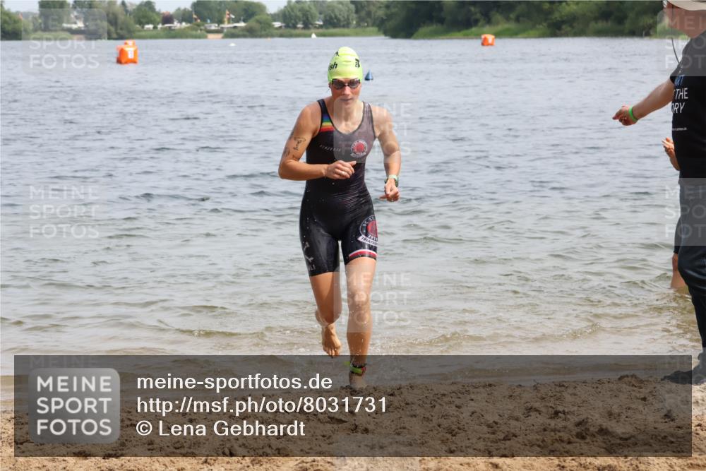 15.06.2025 - 27. Vierlanden-Triathlon Lena Gebhardt http://msf.ph/oto/8031731 15.06.2025 11:12:03 Schwimmen 785, 921, 934 meine-sportfotos.de