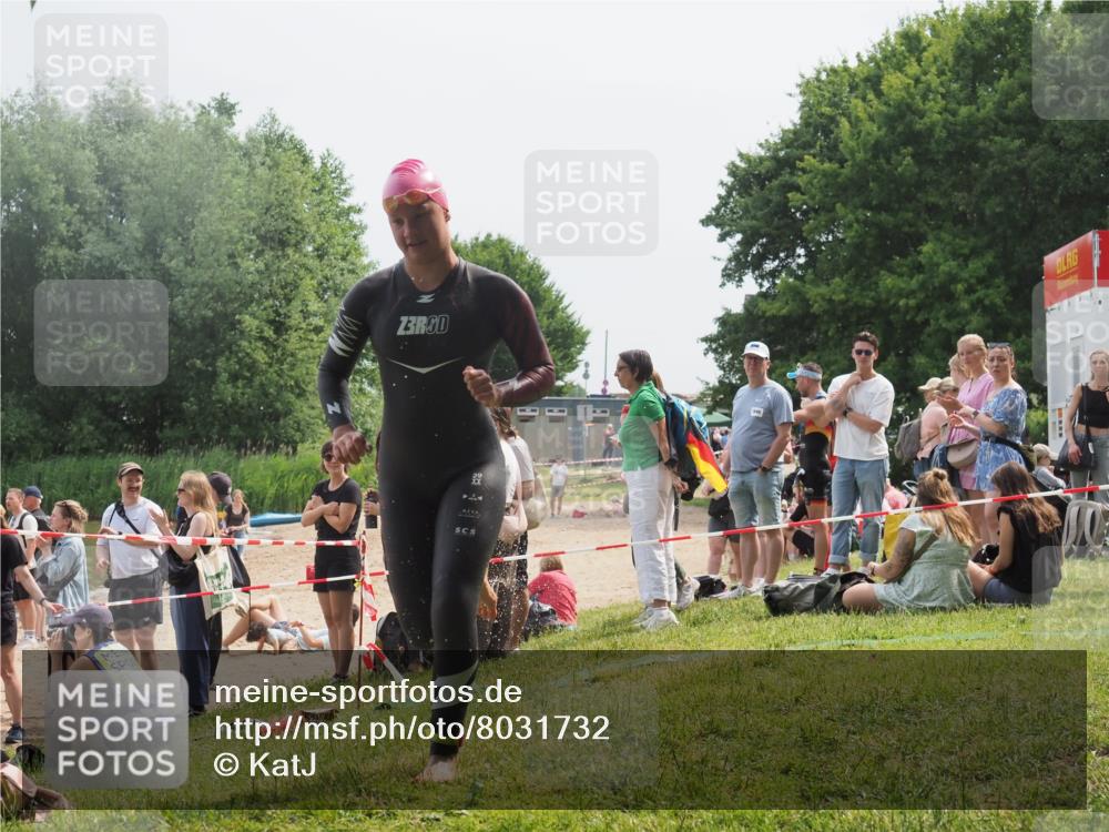 15.06.2025 - 27. Vierlanden-Triathlon KatJ http://msf.ph/oto/8031732 15.06.2025 11:10:40 Schwimmen 772, 953 meine-sportfotos.de