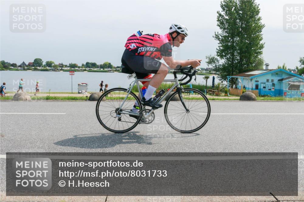 21.06.2025 - 27. Vierlanden-Triathlon H.Heesch http://msf.ph/oto/8031733 15.06.2025 11:33:57 Radfahren 241 meine-sportfotos.de