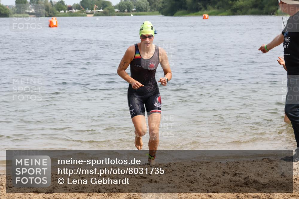 15.06.2025 - 27. Vierlanden-Triathlon Lena Gebhardt http://msf.ph/oto/8031735 15.06.2025 11:12:03 Schwimmen 785, 921, 934 meine-sportfotos.de