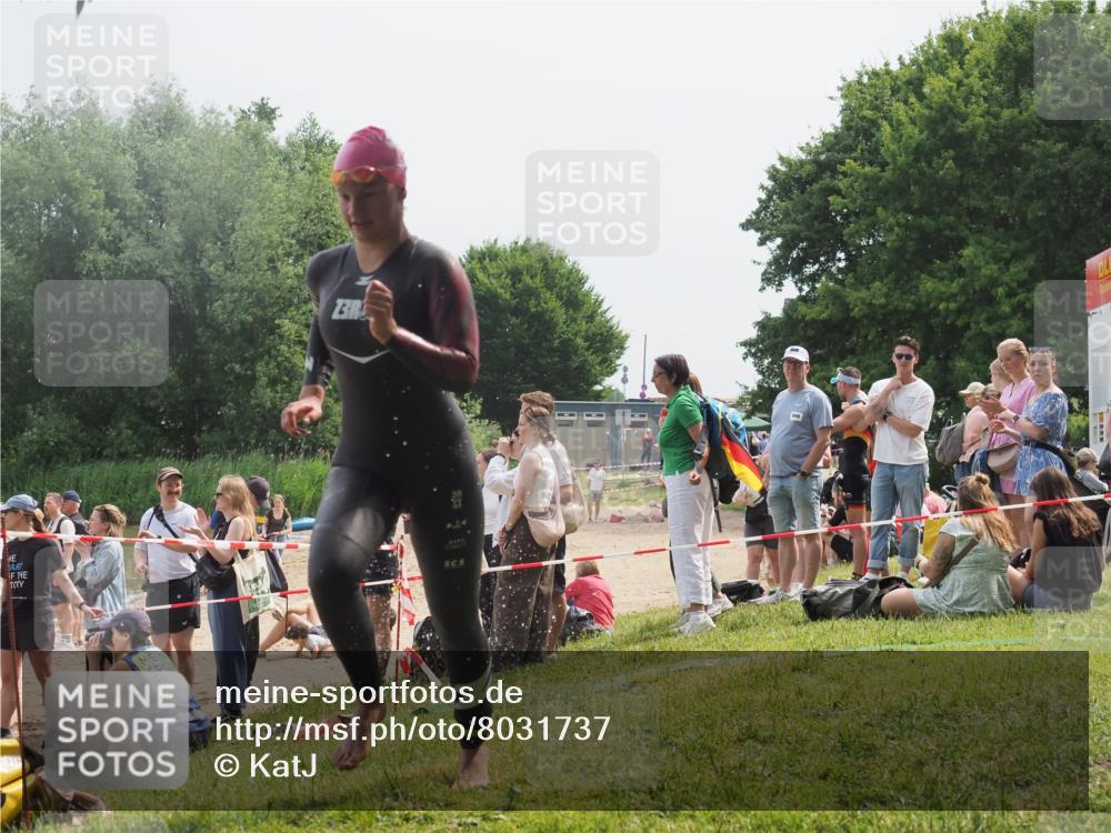 15.06.2025 - 27. Vierlanden-Triathlon KatJ http://msf.ph/oto/8031737 15.06.2025 11:10:40 Schwimmen 772, 953 meine-sportfotos.de