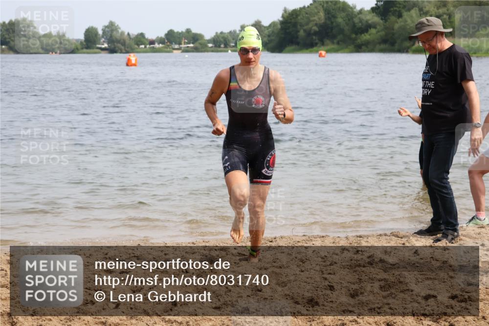 15.06.2025 - 27. Vierlanden-Triathlon Lena Gebhardt http://msf.ph/oto/8031740 15.06.2025 11:12:04 Schwimmen 785, 921, 934 meine-sportfotos.de