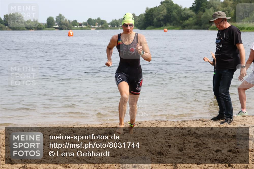 15.06.2025 - 27. Vierlanden-Triathlon Lena Gebhardt http://msf.ph/oto/8031744 15.06.2025 11:12:04 Schwimmen 785, 921, 934 meine-sportfotos.de