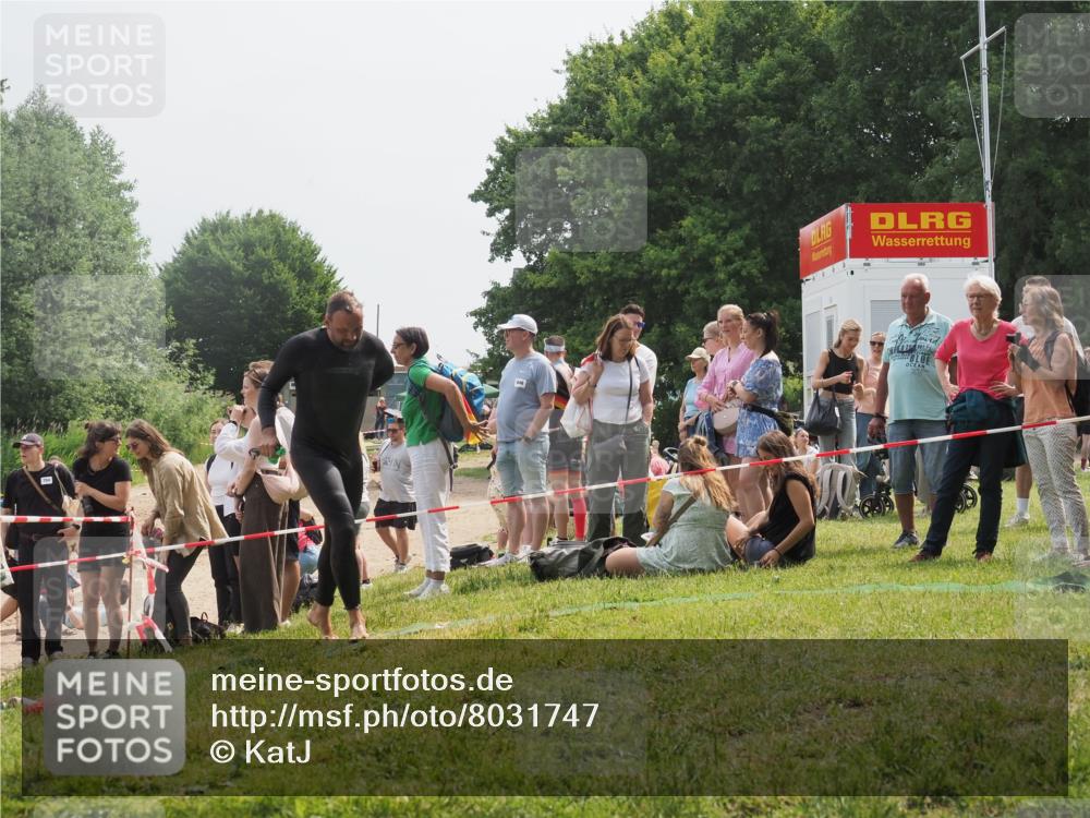 15.06.2025 - 27. Vierlanden-Triathlon KatJ http://msf.ph/oto/8031747 15.06.2025 11:10:47 Schwimmen 770, 832, 953 meine-sportfotos.de
