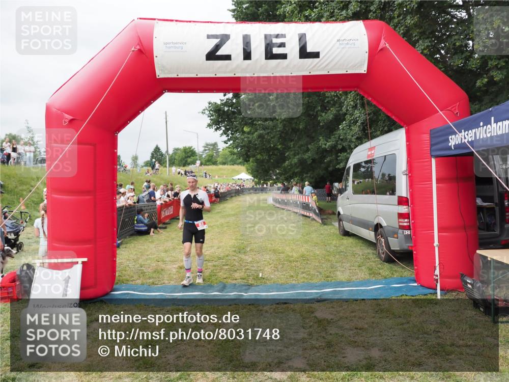 21.06.2025 - 27. Vierlanden-Triathlon MichiJ http://msf.ph/oto/8031748 15.06.2026 12:48:42 Ziel  meine-sportfotos.de