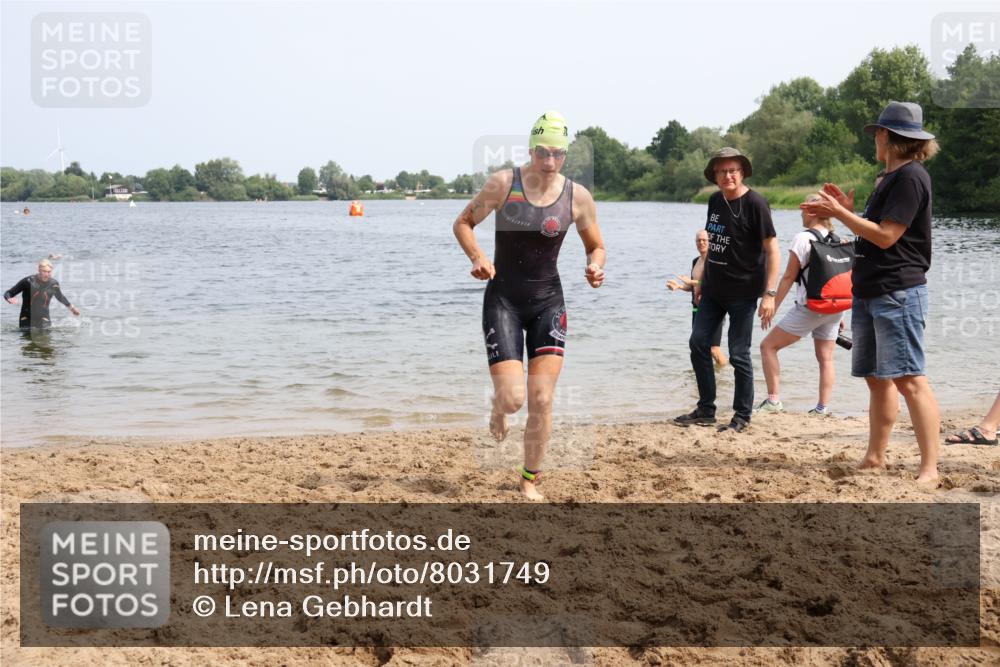 15.06.2025 - 27. Vierlanden-Triathlon Lena Gebhardt http://msf.ph/oto/8031749 15.06.2025 11:12:04 Schwimmen 785, 921, 934 meine-sportfotos.de