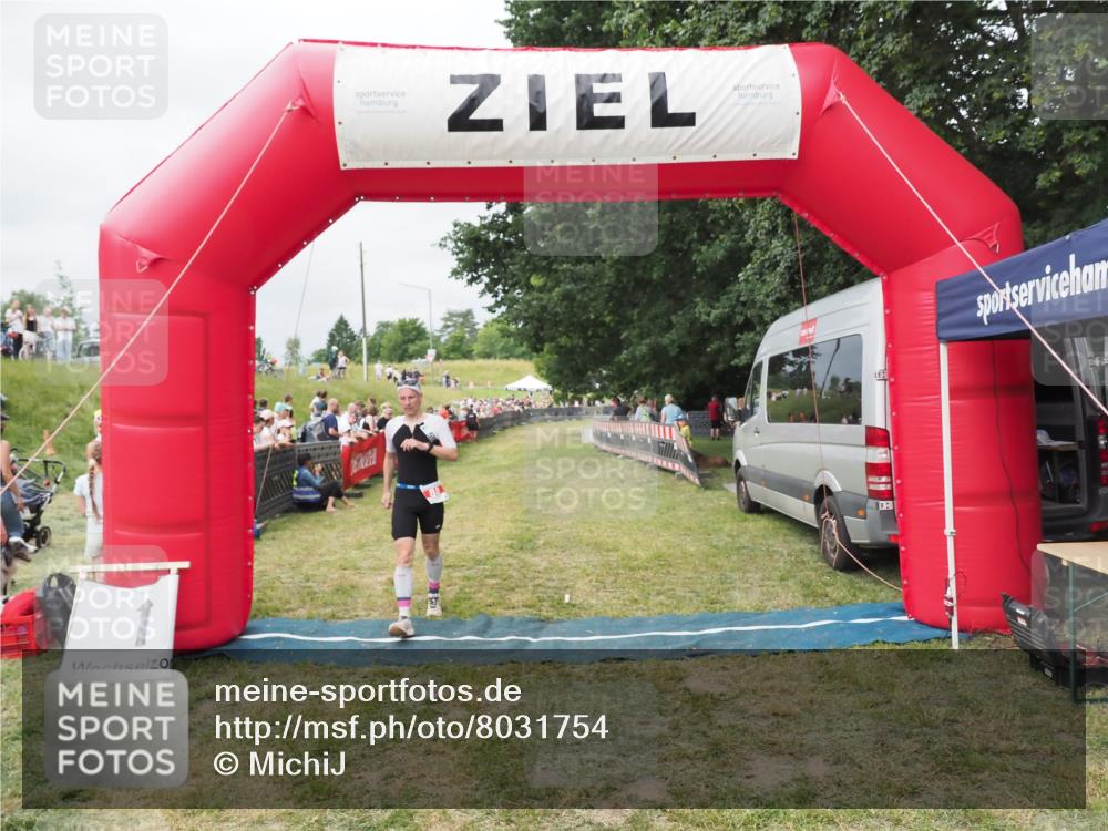 21.06.2025 - 27. Vierlanden-Triathlon MichiJ http://msf.ph/oto/8031754 15.06.2026 12:48:42 Ziel  meine-sportfotos.de