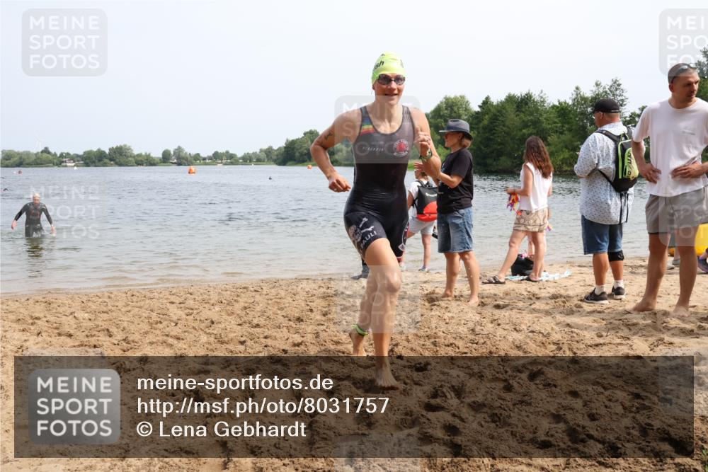 15.06.2025 - 27. Vierlanden-Triathlon Lena Gebhardt http://msf.ph/oto/8031757 15.06.2025 11:12:05 Schwimmen 785, 921, 934 meine-sportfotos.de
