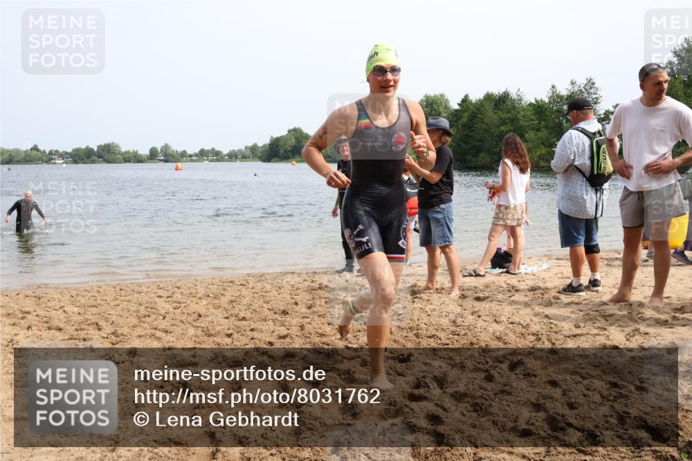 15.06.2025 - 27. Vierlanden-Triathlon Lena Gebhardt http://msf.ph/oto/8031762 15.06.2025 11:12:05 Schwimmen 785, 921, 934 meine-sportfotos.de