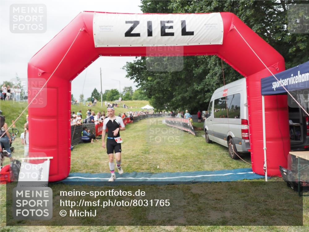 21.06.2025 - 27. Vierlanden-Triathlon MichiJ http://msf.ph/oto/8031765 15.06.2026 12:48:42 Ziel  meine-sportfotos.de