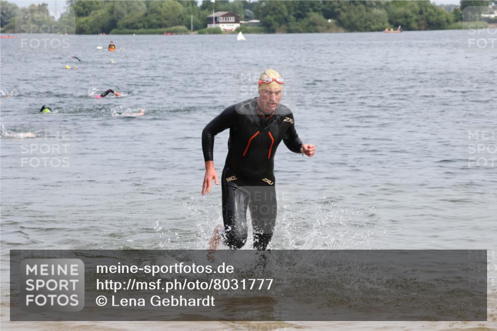 15.06.2025 - 27. Vierlanden-Triathlon Lena Gebhardt http://msf.ph/oto/8031777 15.06.2025 11:12:09 Schwimmen 785, 921, 934 meine-sportfotos.de